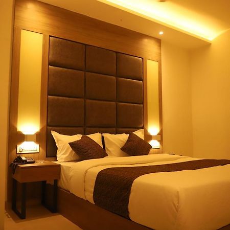 Hotel Sai Pritam Мумбай Екстериор снимка