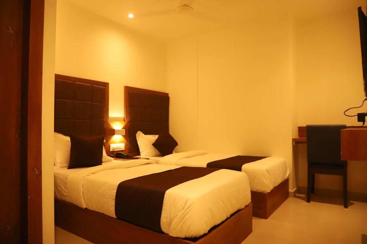 Hotel Sai Pritam Мумбай Екстериор снимка