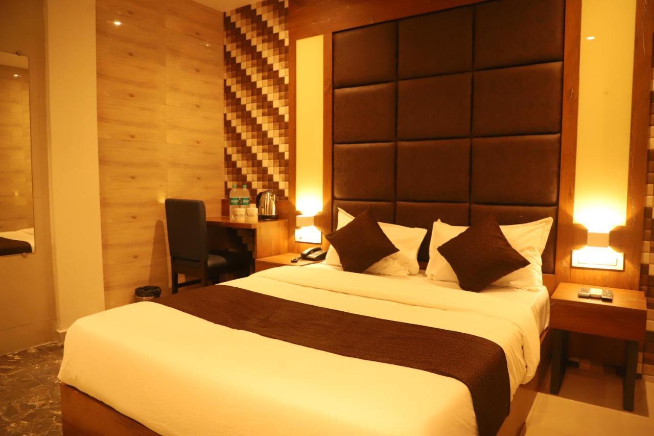 Hotel Sai Pritam Мумбай Екстериор снимка