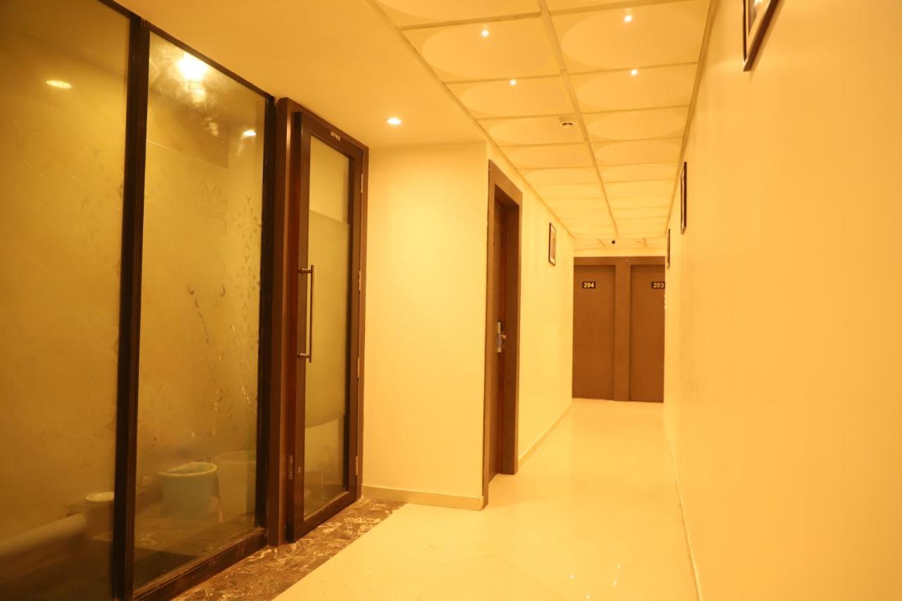 Hotel Sai Pritam Мумбай Екстериор снимка