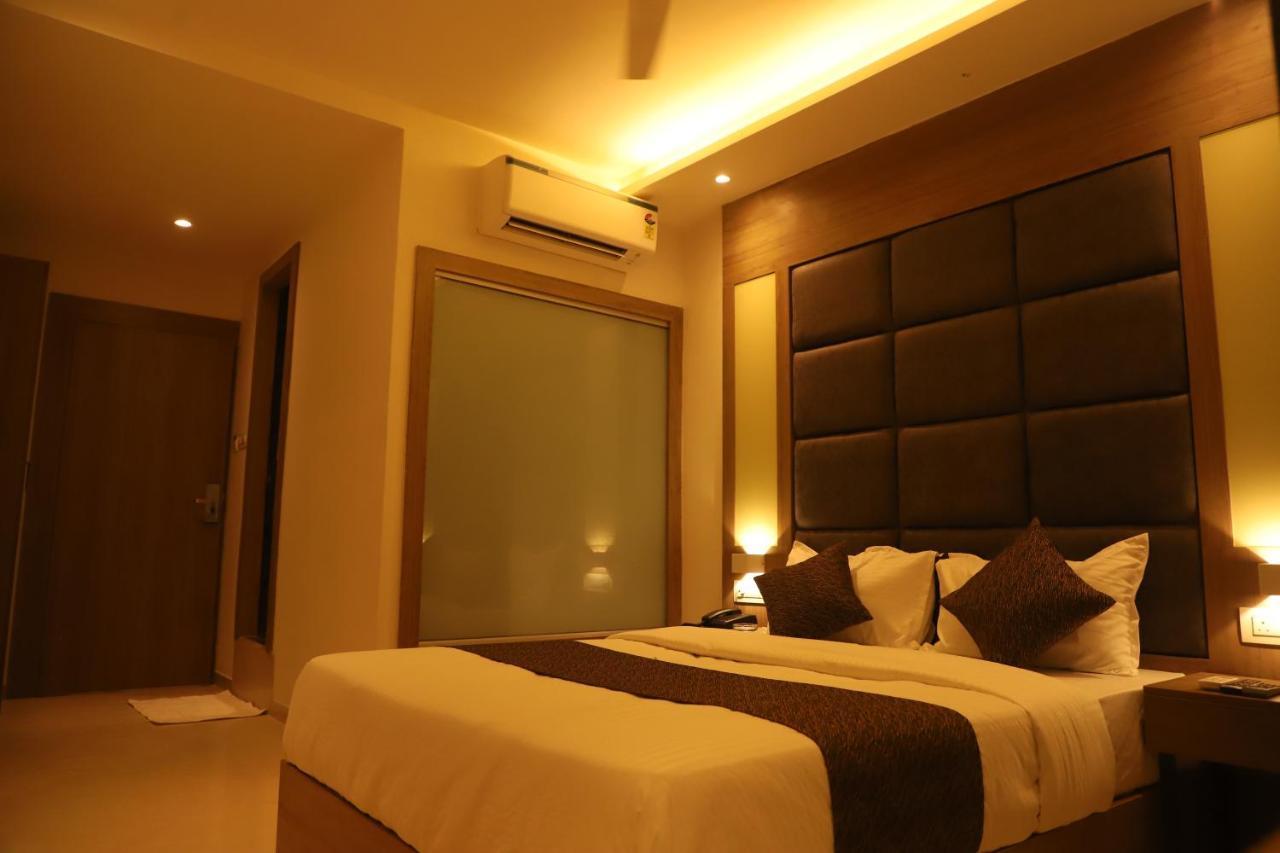 Hotel Sai Pritam Мумбай Екстериор снимка