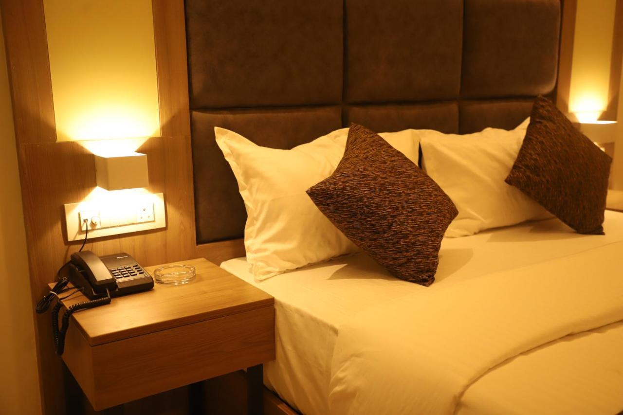 Hotel Sai Pritam Мумбай Екстериор снимка