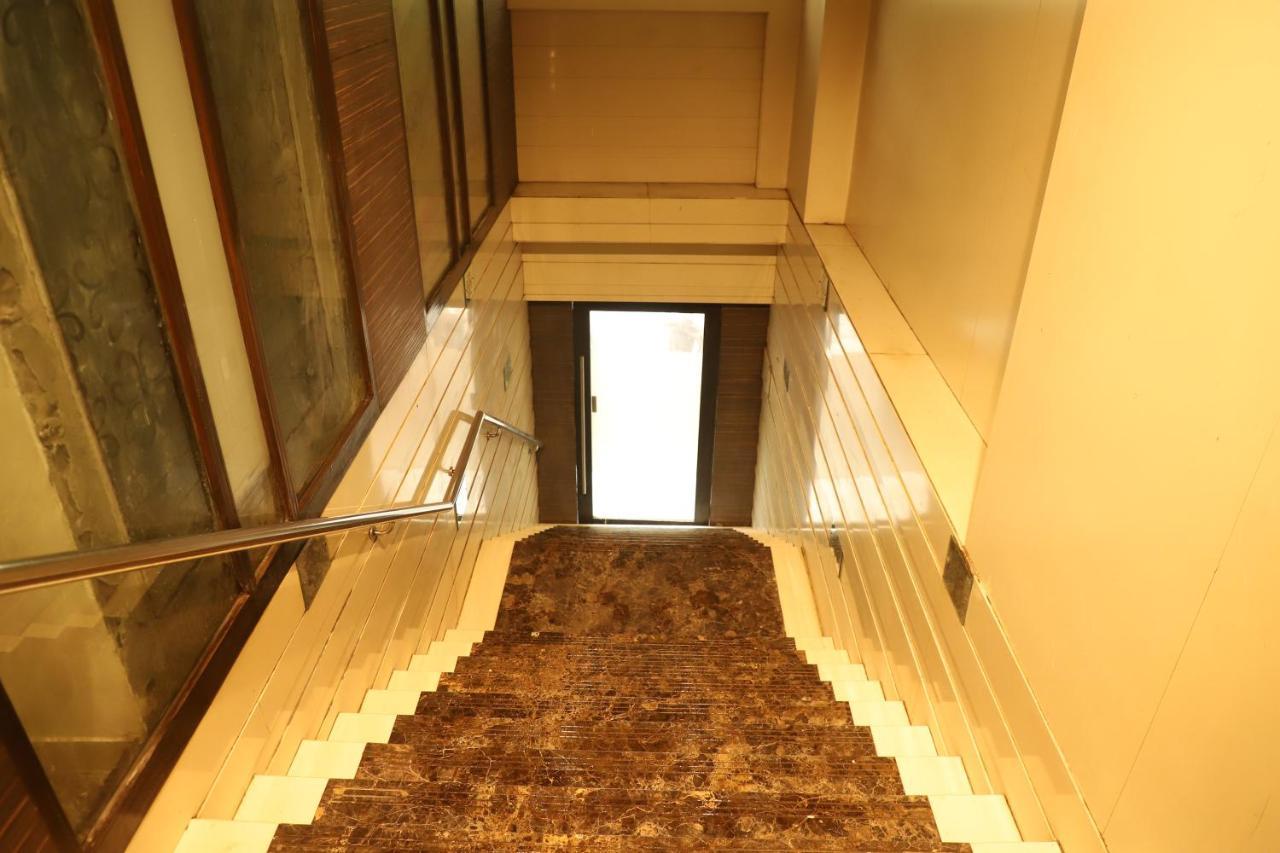 Hotel Sai Pritam Мумбай Екстериор снимка