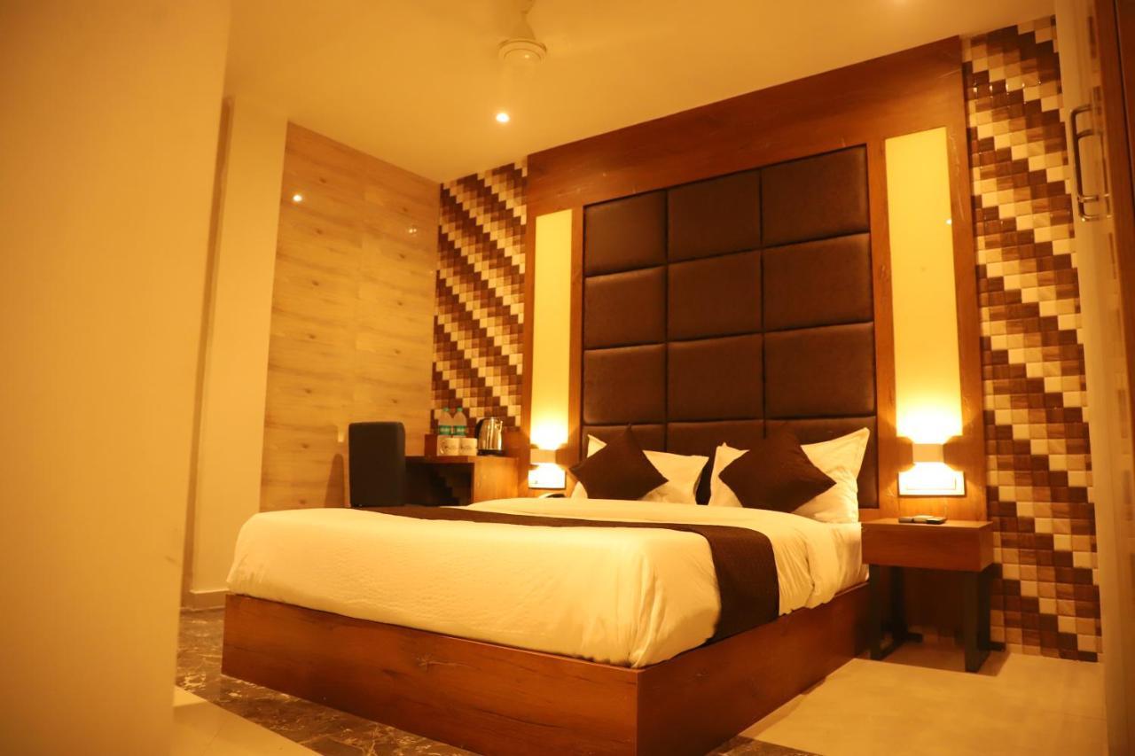 Hotel Sai Pritam Мумбай Екстериор снимка