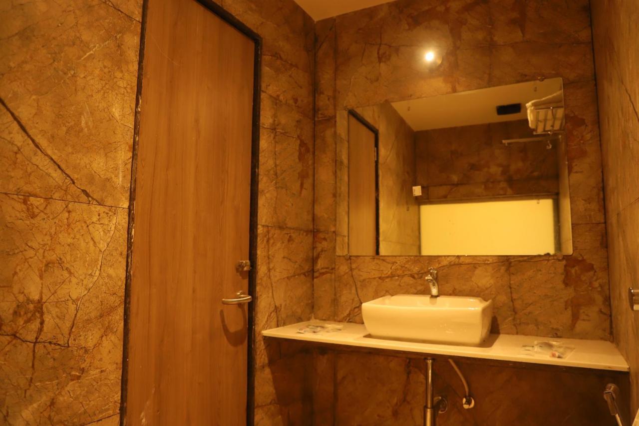 Hotel Sai Pritam Мумбай Екстериор снимка