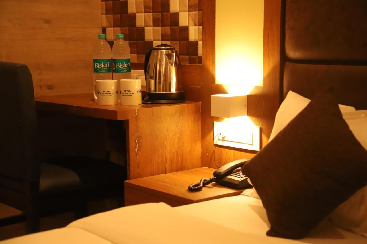Hotel Sai Pritam Мумбай Екстериор снимка