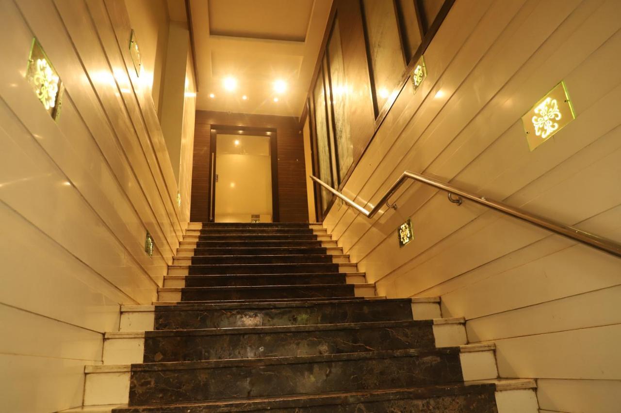 Hotel Sai Pritam Мумбай Екстериор снимка