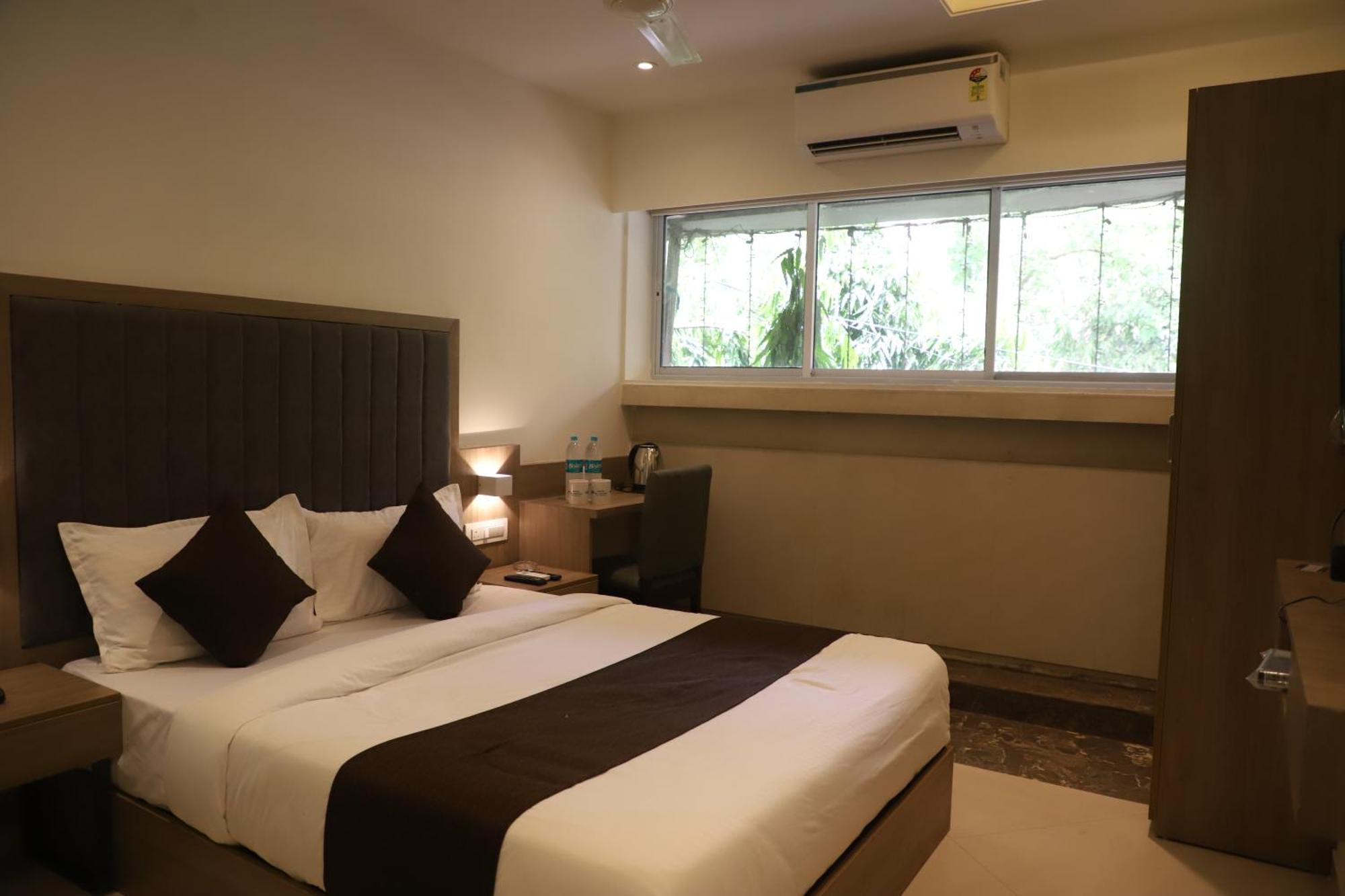Hotel Sai Pritam Мумбай Екстериор снимка