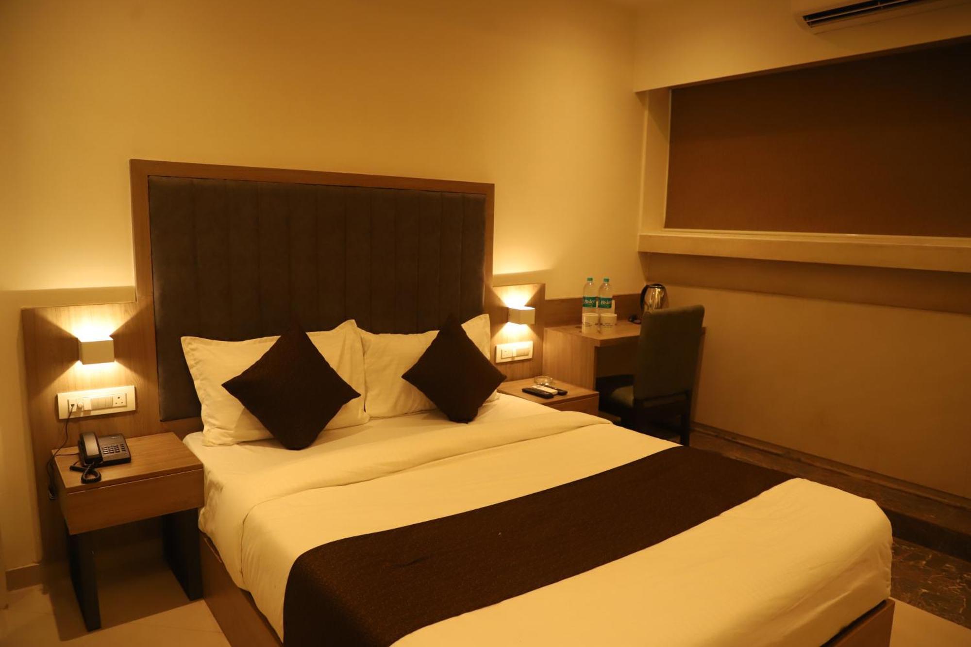 Hotel Sai Pritam Мумбай Екстериор снимка