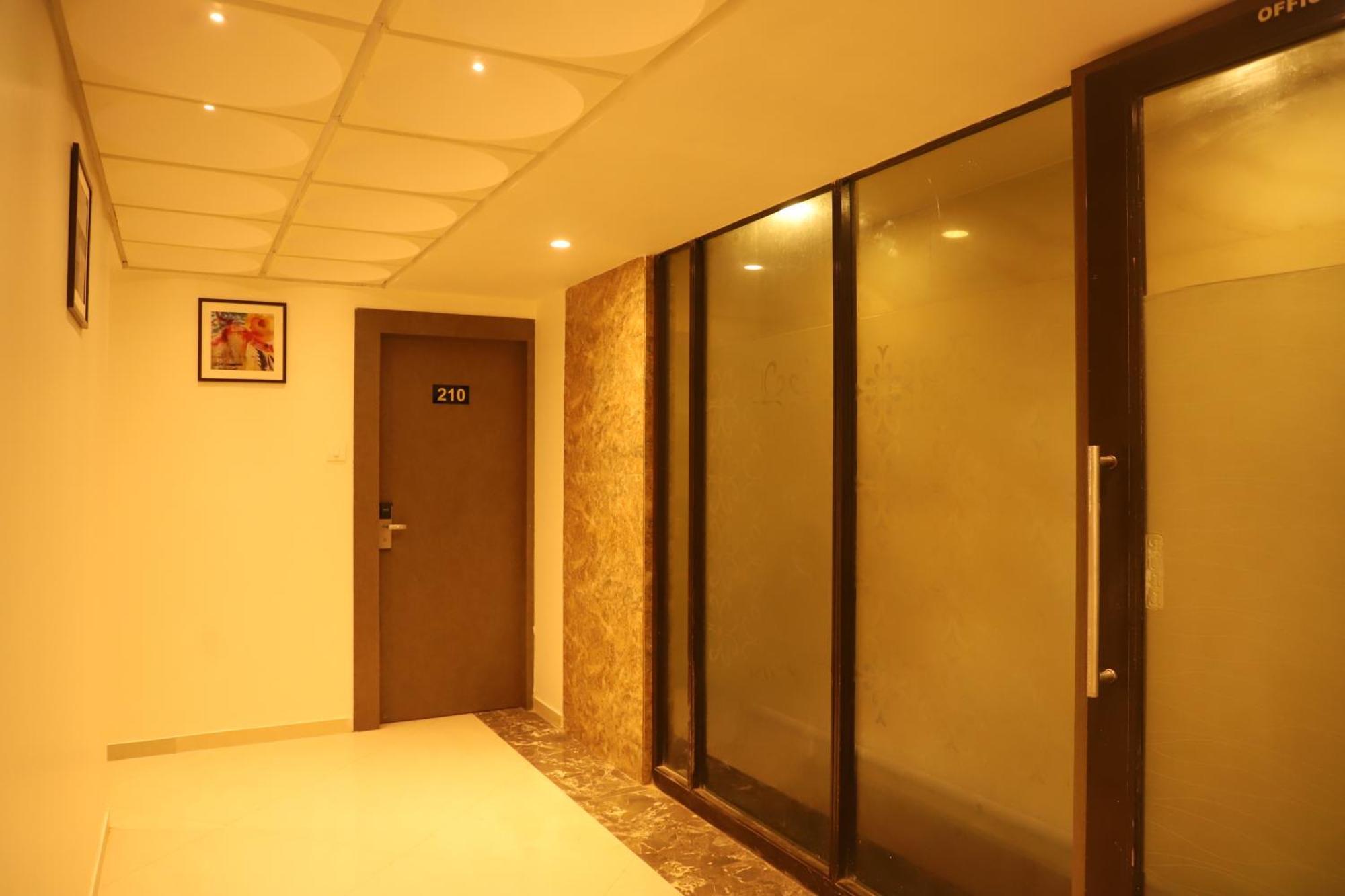 Hotel Sai Pritam Мумбай Екстериор снимка