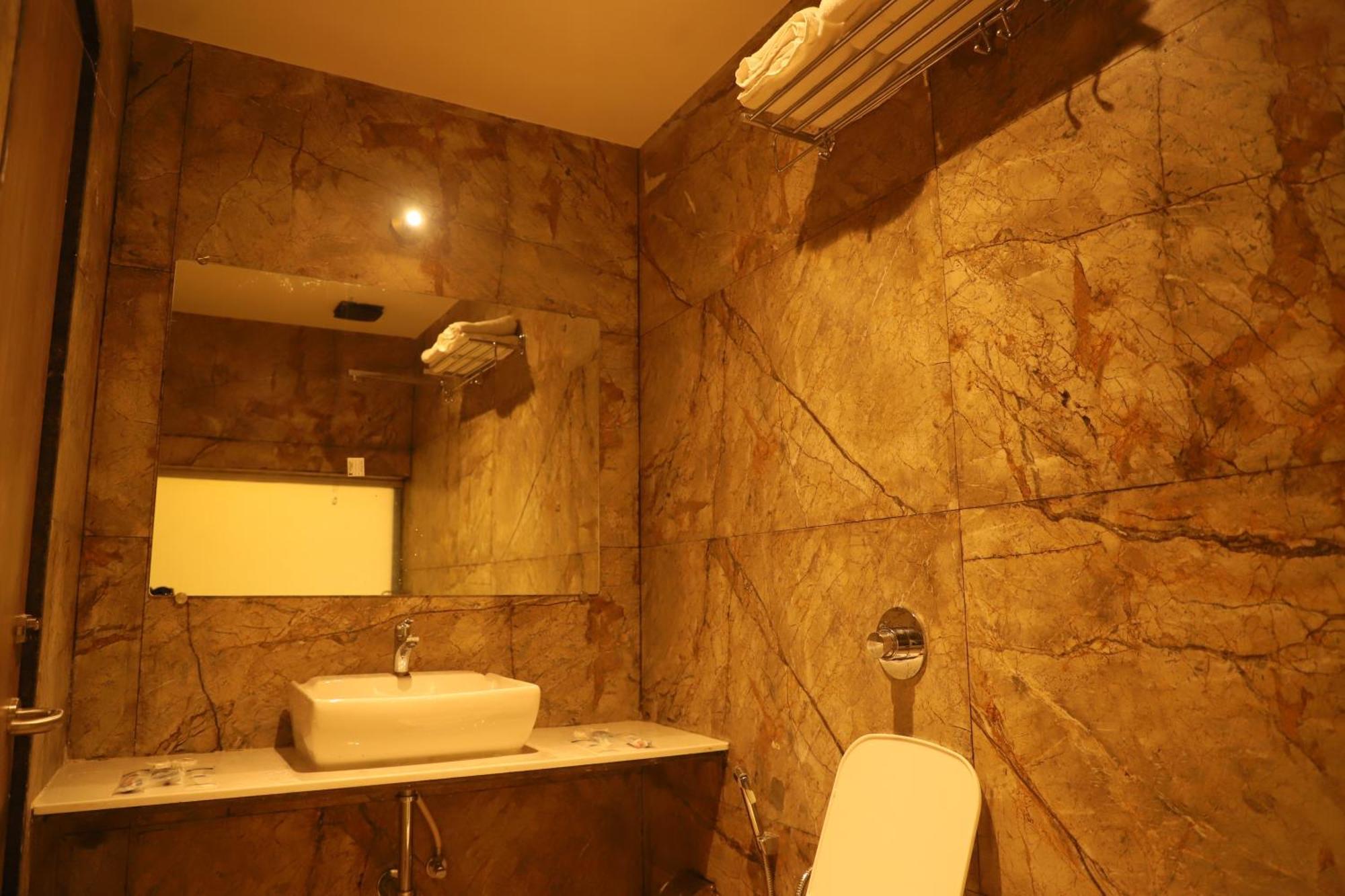 Hotel Sai Pritam Мумбай Екстериор снимка